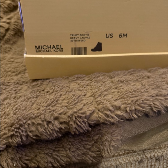 Michael Kors boots size 6 - Picture 4 of 7